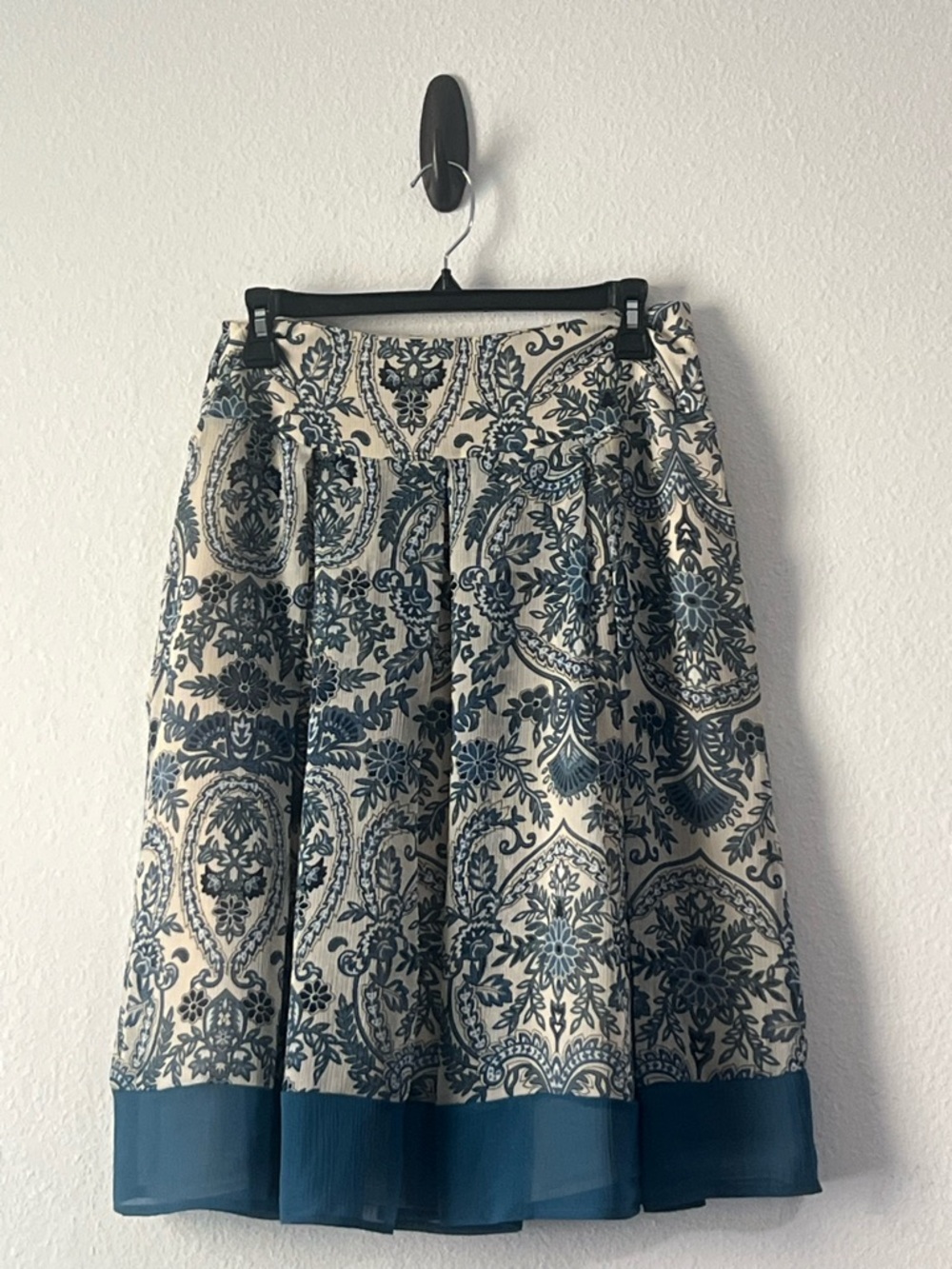Worthington Stylish Cream Skirt with Blue Paisley Motif, Size 4